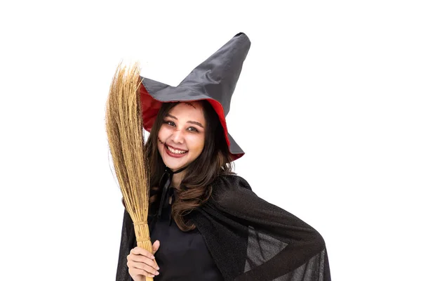 Ázsiai Halloween Jelmezt Visel Boszorkány Fekete Köpenyben Fehér Háttér Kezében — Stock Fotó