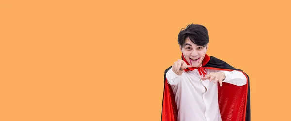 Asiatischer Mann Halloween Kostüm Als Vampir Dracula Auf Orangefarbenem Hintergrund lizenzfreie Stockfotos