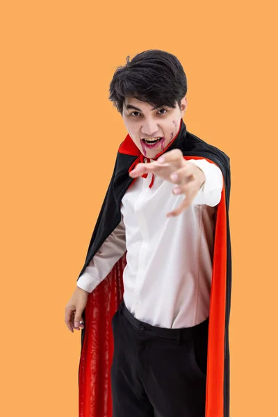 Asiatique Homme Portant Halloween Costume Comme Vampire Dracula Sur Fond Image En Vente