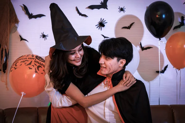 若い幸せなアジアのカップルのドレスハロウィンの衣装 吸血鬼と魔女 パーティーで祝う — ストック写真