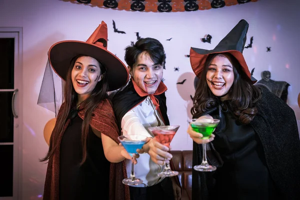 Tineri Asiatici Fericiti Imbracandu Costum Halloween Vampir Vrajitoare Sarbatorind Petrecere — Fotografie, imagine de stoc