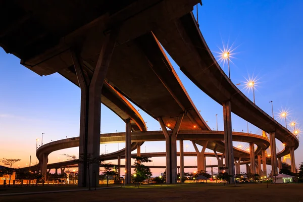 Curve of expressway in Bangkok at twilight — Stock Photo, Image