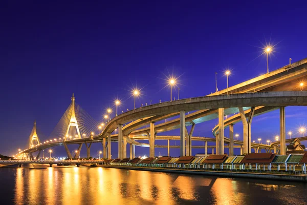 Curva de autopista por río en Bangkok por la noche — Foto de Stock