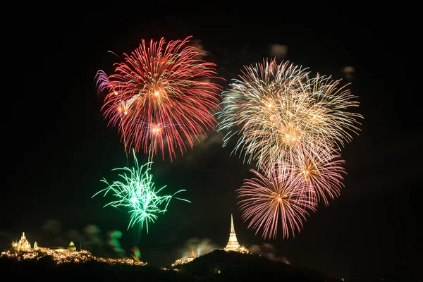 Fuegos artificiales sobre el Palacio de Khao Wang, Petchaburi, Tailandia —  Fotos de Stock