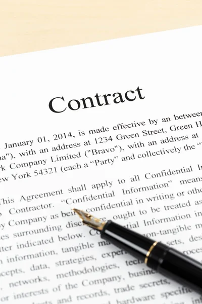 Documento de contrato comercial com caneta — Fotografia de Stock