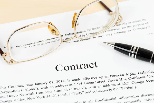 Business contract document with pen and glasses — Stock Photo, Image