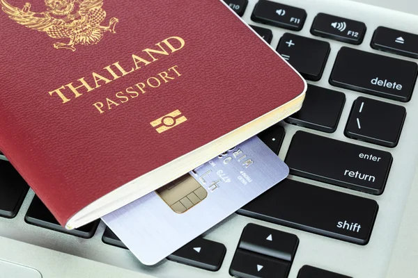 Паспорт и кредитная карта на клавиатуре концепции электронного онлайн б — стоковое фото