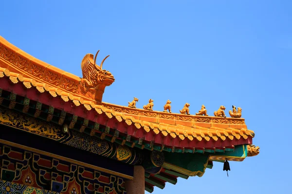 Dach eines traditionellen chinesischen Tempels in Thailand — Stockfoto