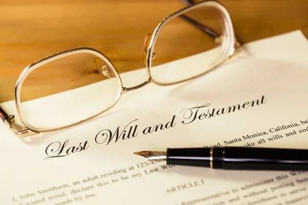 Última vontade e testamento com caneta e óculos conceito para d legal — Fotografia de Stock