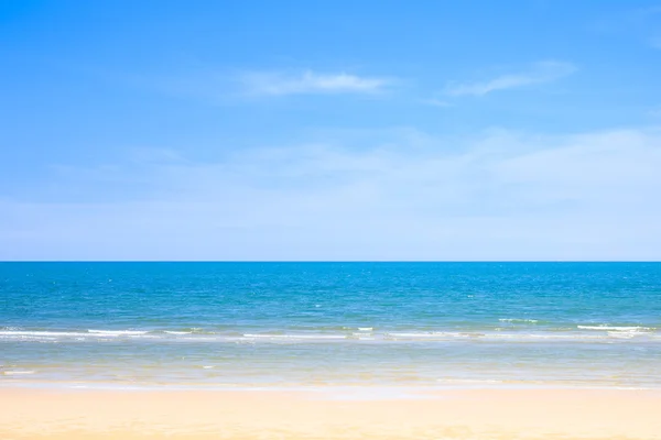 Praia pacífica com céu azul ensolarado — Fotografia de Stock