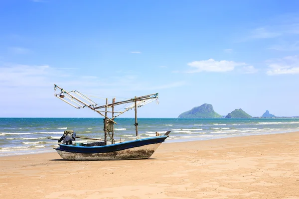 Bateau de pêche traditionnel sur la plage — Photo