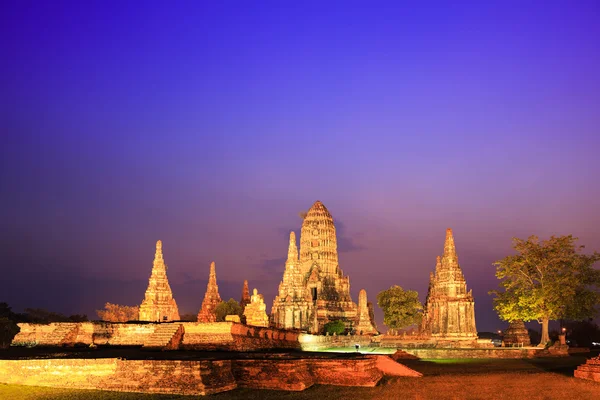 Wat Chaiwatthanaram no crepúsculo, Ayutthaya, Tailândia — Fotografia de Stock