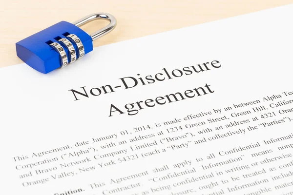 Non disclosure agreement document with padlock — Stock Photo, Image