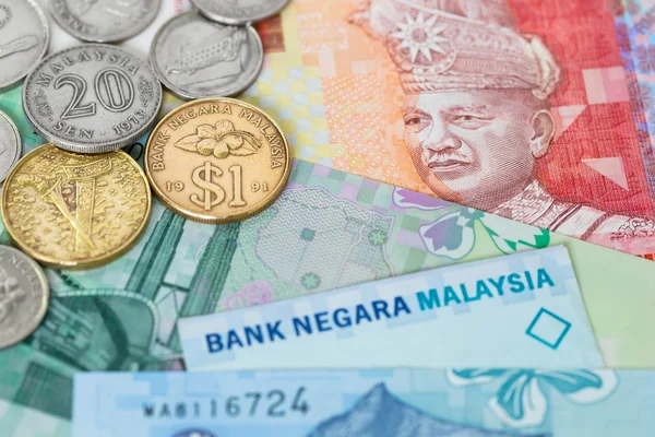 Malaysisches Geld Ringgit Banknote und Münzen in Nahaufnahme (Fokus auf co — Stockfoto