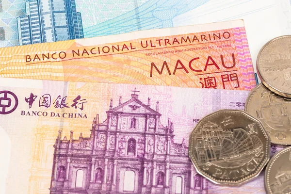 Nota de dinheiro de Macau pataca close-up com moedas — Fotografia de Stock