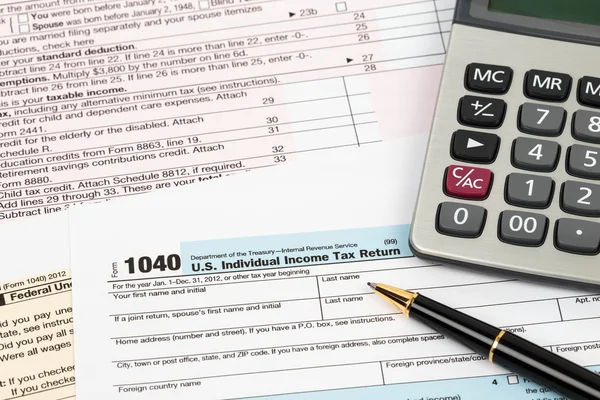 Formularz podatkowy z pióra i kalkulator koncepcja opodatkowania — Zdjęcie stockowe