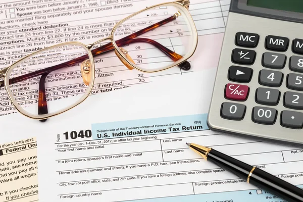 Φορολογική μορφή με στυλό, αριθμομηχανή, καθώς και γυαλιά φορολογία έννοια — Φωτογραφία Αρχείου