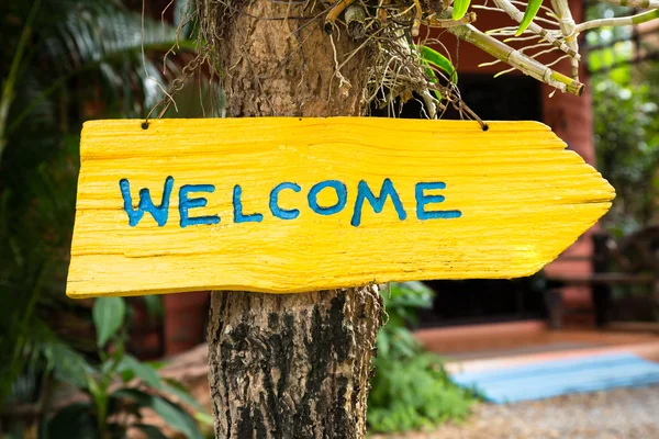 Yellow and blue wooden welcome sign — Stock Photo, Image