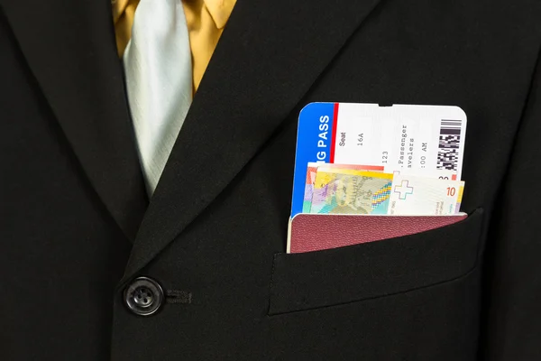 Empresário com passaporte, cartão de embarque e nota no bolso — Fotografia de Stock