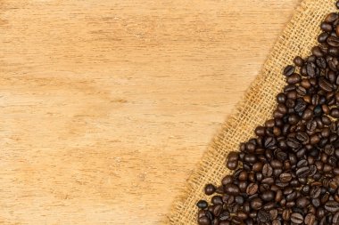 Kendir ahşap masa üzerinde üzerinde kahve kavrulmuş fasulye