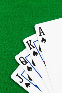 Royal flush poker iskambil yeşil arka plan hissettim