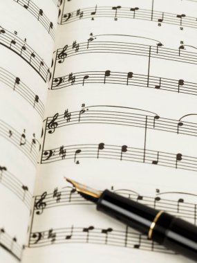 Krem renk kağıt kalem ile klasik müzik puanı