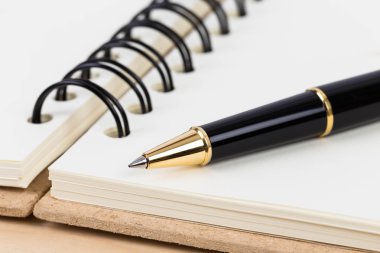 Üstünde boş sayfa krem renk kağıt defter kalem