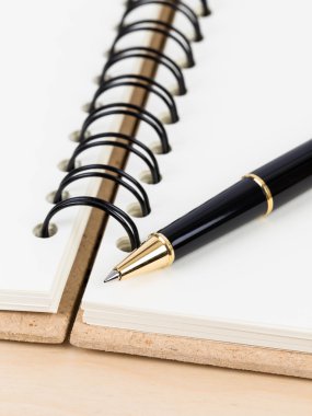 Üstünde boş sayfa krem renk kağıt defter kalem