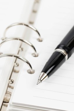 Üstünde boş sayfa düzenleyici defter kalem
