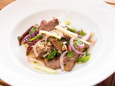 dana baharatlı salata Tay tarzı