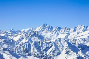 Kar dağ Panoraması mavi Titlis tepe, Swit gökyüzünden