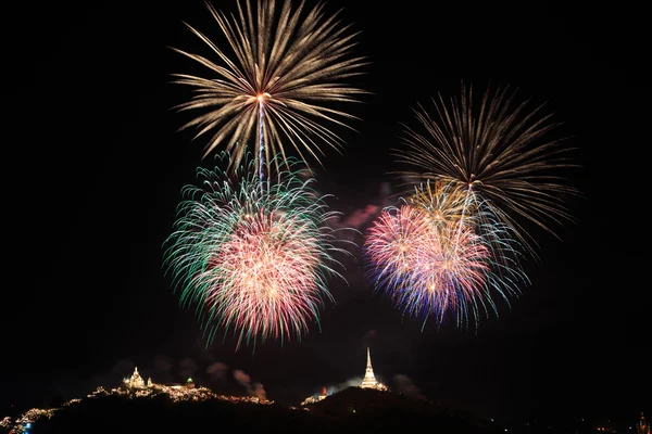 Fuegos artificiales sobre el Palacio de Khao Wang, Petchaburi, Tailandia —  Fotos de Stock