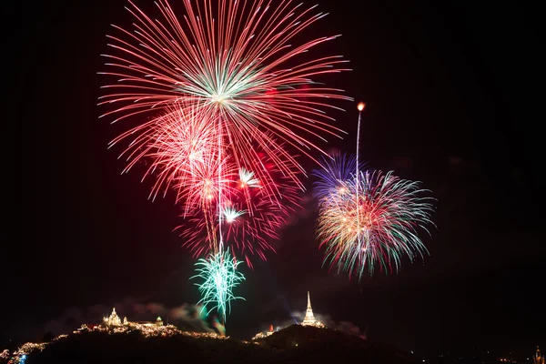 Feuerwerk über dem Khao Wang Palast, Petchaburi, Thailand — Stockfoto