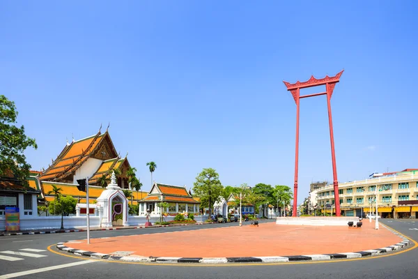 The giant swing (Sao Ching Cha) and Wat Suthat temple in Bangkok — Stock Photo, Image