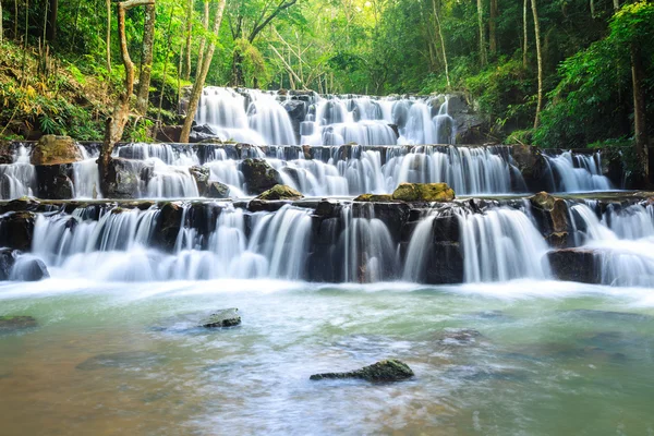 Vattenfall i namtok samlan nationalpark, saraburi, thailand — Stockfoto