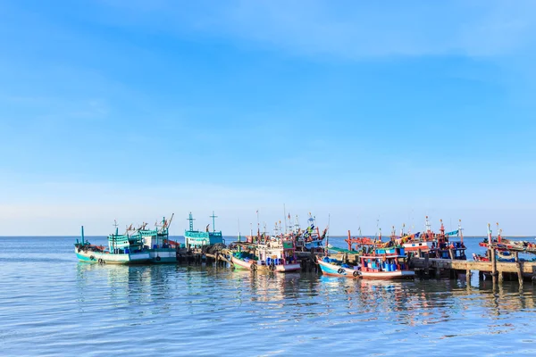 Łodzie rybackie na molo, Chonburi, Tajlandia — Zdjęcie stockowe