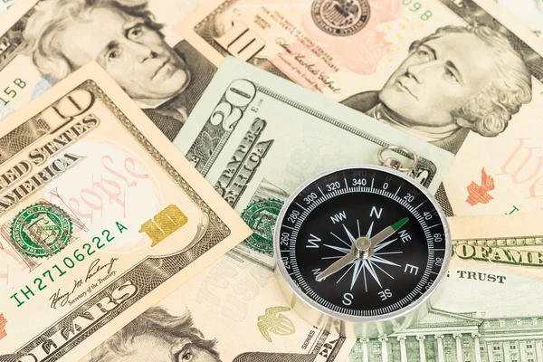 Kompas op dollar bankbiljet concept voor financiële directie — Stockfoto