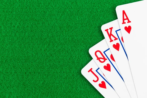 皇家同花顺扑克扑克牌上绿色感到背景 — 图库照片
