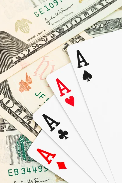 Четыре туза в покер игральная карта на банкноте доллара — стоковое фото