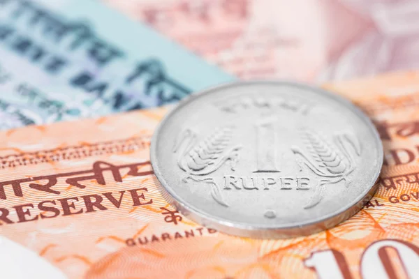 Indie pieniądze banknot skupić na monety Rupia — Zdjęcie stockowe