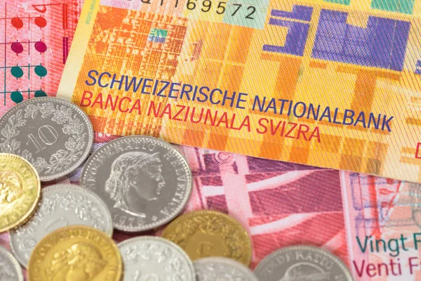 Nota e moedas de franco suíço suíço de dinheiro close-up — Fotografia de Stock