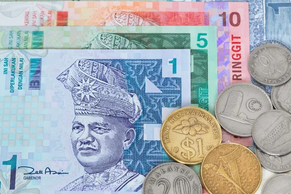 Billete ringgit de dinero malayo y monedas en primer plano — Foto de Stock