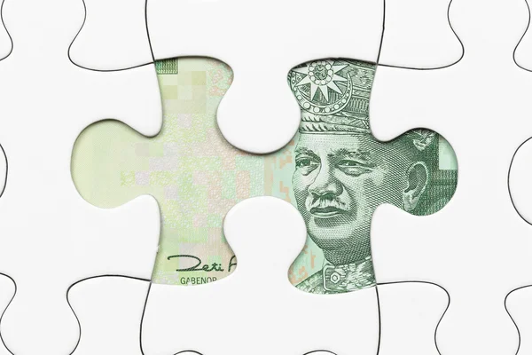 Malaysische Ringgit-Banknote unter rätselhaftem Finanzkonzept versteckt — Stockfoto