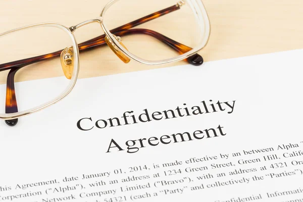 Document d'accord de confidentialité avec lunettes close-up — Photo