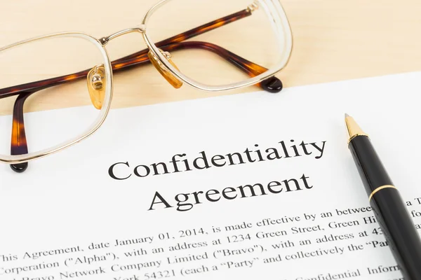 Document d'accord de confidentialité avec lunettes close-up — Photo