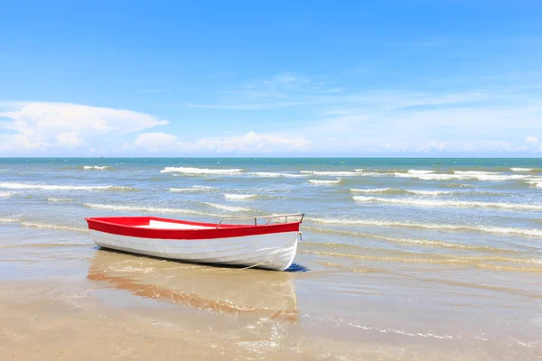 White wooden row boat on a beach — Stock Photo, Image