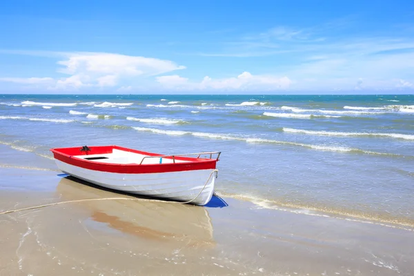 Drewniana Kanadyjka na plaży — Zdjęcie stockowe