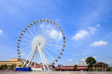 Mavi gökyüzü ile büyük dönme dolap