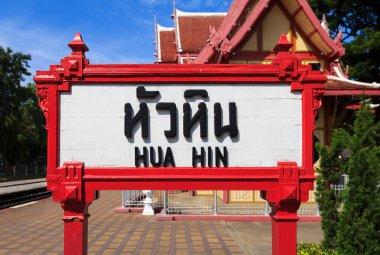 Hua hin tren istasyonunun yönetim kurulu işaretler