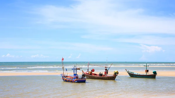 Bateau de pêche traditionnel sur la plage — Photo